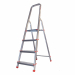 Scale domestiche leggere e resistenti in alluminio con parapetto ad arco chiuso di 60cm. Gradino antisdruciolo da 80mm fissato con doppi rivetti passanti per garantire un uso confortevole e sicuro. Piattaforma 250x265mm ad innesto rapido. Altezza piattafo