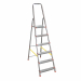 Scale domestiche leggere e resistenti in alluminio con parapetto ad arco chiuso di 60cm. Gradino antisdruciolo da 80mm fissato con doppi rivetti passanti per garantire un uso confortevole e sicuro. Piattaforma 250x265mm ad innesto rapido. Altezza piattafo