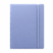 Notebook dotato di copertina in similpelle goffrata e chiusura con elastico. Fornito con 56 pagine a righe e ulteriori 8 pagine omaggio (4 a quadretti, 4 bianche); inclusi un righello in plastica e 4 divisori colorati di cui uno con tasca. Fogli, righello