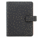 Organiser della nuova collezione Confetti di design accativante ed interni fantasia con preziosi effetti a contrasto. Copertina liscia a motivi Botanical, chiusura con cinturino. Dotato di anello portapenna e tasche interne. Contiene agenda settimanale su