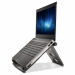 Easy Riser solleva il notebook per facilitare il passaggio dell'aria e il conseguente raffreddamento del notebook. La base SmartFit® permette di regolare l'altezza del monitor in modo personalizzato. Angolo di inclinazione fino a 50°. Facilmente ripiegabi