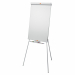 Portablocco su treppiede classico con superficie in acciaio laccato 100x67,5cm, magnetica scrivibile. Barra fermafogli a ribalta e vaschetta porta accessori in metallo. Ganci portablocco regolabili per adattarsi a blocchi di ogni formato. Altezza regolabi