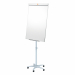 Portablocco mobile su base a 5 ruote con superficie in acciaio laccato 100x67,5cm, magnetica scrivibile. Barra fermafogli a ribalta e vaschetta porta accessori in metallo. Ganci portablocco regolabili per adattarsi a blocchi di ogni formato. Altezza regol