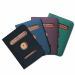 Copertina in PVC per passaporto formato classico. Fustellatura per lettura dicitura nazione. Colori assortiti. Dimensioni chiuso 13,5x10cm. Dimensioni aperto 13,5x19,7cm.