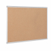 Pannello con superficie in agglomerato di sughero naturale, contenente l'80% di materiali riciclati ed è riciclabile al 97%. Cornice in alluminio anodizzato 100% riciclata. Fornito con kit per fissaggio a muro.