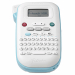 Etichettatrice elettronica portatile con consumabili BTAG da 12 mm. Tastiera QWERTY, display LCD, taglierina manuale. 3 font, 10 cornici e 200 simboli integrati. Alimentazione con batterie AAA x 6 pz (non incluse). Incluso nella confezione un nastro BTAG 