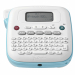 Etichettatrice elettronica da scrivania con consumabili BTAG da 12 mm. Tastiera QWERTY, display LCD, taglierina manuale. 3 font, 15 cornici e 250 simboli integrati. Alimentazione con batterie AAA x 6 pz (non incluse) o alimentatore AD24ES. Incluso nella c