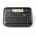 Etichettatrice da tavolo Bluetooth con valigetta. Collegabile a PC e smartphone. Display a colori. nastri serie TZe da 3.5 a 24 mm. Include adattatore corrente AD-E001 e un nastro da 24 mm.