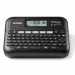 Etichettatrice da tavolo Bluetooth con valigetta. Collegabile a PC e smartphone. nastri serie TZe da 3.5 a 18 mm. Include adattatore corrente AD-E001 e un nastro da 18mm.