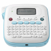 Etichettatrice elettronica da scrivania con consumabili BTAG da 12 mm. Bluetooth integrato. Tastiera QWERTY, display LCD, taglierina manuale. 3 font, 15 cornici e 250 simboli integrati. Alimentazione con batterie AAA x 6 pz (non incluse) o alimentatore AD