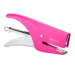 Cucitrice SP-64 a Pinza tradizionale con spingipunto posteriore. Cucitrice dotata di impugnatura ergonomica. costruita interamente in metallo. Disponibile sia in colori vivaci che colori morbidi. Cap.cucitura: 12fg. Prof.cucitura: 45mm. Punti: 6/4-21/4