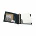 Raccoglitore Exabinder in polipropilene riciclato. Meccanismo ergonomico a pressione con 4 anelli da 30mm. Dorso con etichetta. Fornito di bloc notes. Elastico di chiusura e 3 tasche interne per biglietti da visita, CD e documenti vari. Contiene il format