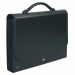 Cartella a valigetta in PPL riciclato con interno in PPL. Trasparente grigio. Tasti personalizzabili con etichette bianche. Maniglia ergonomica e pieghevole. Colore nero. Formato esterno: 33x26cm. 13 tasche.