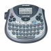 Etichettatrice elettronica semiprofessionale da scrivania ideale per tutti gli utilizzi. Facile da usare, permette di preparare etichette colorate e personalizzate per la casa e la scuola.
Stampa trasferimento termico diretto. 
Tastiera Qwerty. Display gr