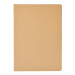 Quaderno con rilegatura a punto metallico, cucitura con 3 punti per ottenere una maggiore resistenza. Copertina in cartoncino da 290 g/m2. 40 fogli interni in carta da 90g m/2. Formato A4. Copertina di carta Sirio Denim tinta in pasta con una trama superf