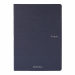Quaderno con rilegatura a punto metallico, cucitura con 3 punti per ottenere una maggiore resistenza. Copertina in cartoncino da 290 g/m2. 40 fogli interni in carta da 90g m/2. Formato A4. Copertina di carta Sirio Denim tinta in pasta con una trama superf