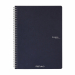 Quaderno con rilegatura a spirale elegante in argento dalla superficie opaca. 70 fogli interni in carta da 90 g/m2 microforate. Copertina in cartoncino da 290 g/m2, retrocopertina in cartoncino da 350 g/m2 che rappresenta una base solida che permette di s