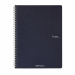 Quaderno con rilegatura a spirale elegante in argento dalla superficie opaca. 70 fogli interni in carta da 90 g/m2 microforate. Copertina in cartoncino da 290 g/m2, retrocopertina in cartoncino da 350 g/m2 che rappresenta una base solida che permette di s
