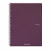 Quaderno con rilegatura a spirale elegante in argento dalla superficie opaca. 70 fogli interni in carta da 90 g/m2 microforate. Copertina in cartoncino da 290 g/m2, retrocopertina in cartoncino da 350 g/m2 che rappresenta una base solida che permette di s