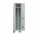Armadio ad 1 vano con tramezza (per separazione sporco/pulito) dotato di ripiano superiore con sottostante tubo ovale porta grucce in PVC completo di ganci scorrevoli. Tramezza sporco / pulito. Porta ombrello e vaschetta raccogli gocce su anta. Porta cart