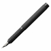 Penna con fusto e impugnatura ergonomica in alluminio anodizzato. 
Dotata di pregiato pennino in acciaio, larghezza M (media). 
Provvista di cartuccia di colore nero.