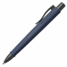Penna a sfera a scatto Polyball con fusto triangolare ergonomico soft-touch e impugnatura antiscivolo. Punta in metallo. Nuovo refill XB per una scrittura più scorrevole. Inchiostro indelebile per documenti.
Colore fusto: navy blu