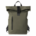 Zaino Roll-top realizzato con materiale gommato resistente all'acqua e idrorepellente. Dotato di grande vano centrale e tasce laterali. Chiusura superiore con zip e moschettone. Incluso guscio porta notebook 15