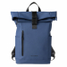 Zaino Roll-top realizzato con materiale gommato resistente all'acqua e idrorepellente. Dotato di grande vano centrale e tasce laterali. Chiusura superiore con zip e moschettone. Incluso guscio porta notebook 15
