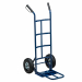 Carrello in acciaio verniciato di colore blu, manopole con paracolpi, completo di ruote pneumatiche. Portata massima: 250kg. Dimensioni: 116x55x68cm. Ruota di ricambio: 91874. Pedana ribaltabile.Articolo destinato ad esclusivo uso domestico. Non adatto ad