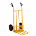 Carrello in acciaio rinforzato verniciato di colore giallo, manopole con paracolpi, completo di ruote pneumatiche. Portata massima 300 kg. Dimensioni: 110x46x56cm. Ruota di ricambio cod 91884. Articolo destinato ad esclusivo uso domestico. Non adatto ad u