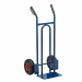 Carrello in acciaio verniciato di colore blu, manopole con paracolpi, completo di ruote pneumatiche.Portata massima 200 kg. Dimensioni: 110x48x52cm. Ruota di ricambio cod 91872. Articolo destinato ad esclusivo uso domestico. Non adatto ad uso pubblico.