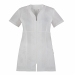 Casacca 100% in cotone. A maniche corte, con chiusura centrale con zip rovesciata  e 2 tasche latarali. Ideale per il settore beauty e cleaning. Taglie disponibili: da XS - 4XL. Slim Fit.