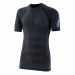 Maglia termica con girocollo, maniche corte raglan per la massima vestibilità e comfort. Tessuto morbido ed elasticizzato, con speciali tramature adattive sul petto e sulla schiena per libertà di movimento e maggior aderenza al corpo. Struttura tubolare e