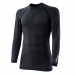 Maglia termica con girocollo, maniche lunghe raglan per la massima vestibilità e comfort. Tessuto morbido ed elasticizzato, con speciali tramature adattive sul petto e sulla schiena per libertà di movimento e maggior aderenza al corpo. Struttura tubolare 