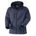 Giubbotto realizzato in tessuto Softshell a due strati, chiusura anteriore con zip, cappuccio con coulisse staccabile con zip.
Un taschino a filetto al petto destro chiuso con zip verticale, due tasche inferiori a filetto chiuse con zip, polsi regolabili 