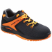 Calzatura bassa in esclusivo tessuto R-TECH alta tenacità di colore nero con applicazioni di colore arancio fluo. Fodera interna R-DRY antiodore di colore grigio e arancio fluo, linguetta imbottita, puntale in fibra di vetro, lamina non metallica, soletta