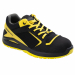 Calzatura bassa in pelle con trattamento effetto nabuk ed in tessuto mesh di colore nero, con applicazioni di colore giallo. Fodera interna R-DRY antiodore di colore grigio e giallo, linguetta imbottita, puntale in fibra di vetro, lamina non metallica, so