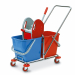 Carrello per pulizia industriale a due vasche lt. 25 (per acqua pulita e acqua sporca) + strizzatore per mop e struttura portante in metallo. Dimensioni: 78X41X H89cm. Dimensione secchi: 36,5x42xH32.