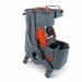 Carrello professionale con struttura in polipropilene e 4 ruote pivottanti. Costituito da 1 secchio 10+15 litri con strizzatore. 2 contenitori frontali portautensili orientabili ed estraibili. Portasacco posteriore con chiusura a cerniera e fissaggio a ve