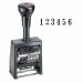 Timbro numeratore autoinchiostrante con avanzamento automatico progressivo grazie a ruote in metallo.  A 6 colonne con altezza da 4.5mm. Tampone inchiostro CB2 (cod. 38145).