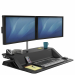 La postazione Sit-Stand Lotus si appoggia alla scrivania e può essere sollevata facilmente fino a 43 cm tramite due comode maniglie ergonomiche che permettono di lavorare sia seduto che in piedi. L’altezza è regolabile in 22 posizioni e sorregge fino a 16