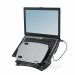 Supporto per laptop in plastica antiurto e metallo con utilizzo di tastiera esterna. Regolabile in 11 livelli di altezza tra 85 e 245mm. Si ripiega completamente piatto quando non è in uso. Dotato di hub USB 2.0 con 4 porte, leggio e fessure per favorire 