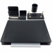 Set scrittoio in similpelle morbido composto da 6 accessori: sparticarte, bicchiere portapenne, portabiglietti da vista, apribusta con custodia, base portastilofori e sottomano doppio 50x35cm.
Colore: nero.