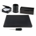 Set da scrivania in materiale sintetico morbido di colore nero composto da: apribusta, portanotes completo di foglietti, sparticarte e sottomano doppio 50x35cm.
Colore: nero.