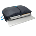 Borsa sleeve in tessuto tecnico antigraffio e antipioggia con scomparto frontale con zip. Scomparto imbottito antiurto per PC/Tablet. Dimensioni: 41x31x5cm