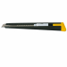 Cutter Olfa in blister in metallo con verniciatura “black coating”. 
Lama da 9 mm con bloccalama a scatto.