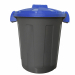 Pratico bidone portari?uti da 25 litri, con coperchio dotato di chiusura a clip. Realizzato in polipropilene (PP) riciclabile 100%. Design moderno, si adatta a tutti gli ambienti. Bidone colore grigio e coperchio blu. Dimensioni: Ø36 x H45cm.