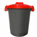 Pratico bidone portari?uti da 25 litri, con coperchio dotato di chiusura a clip. Realizzato in polipropilene (PP) riciclabile 100%. Design moderno, si adatta a tutti gli ambienti. Bidone colore grigio e coperchio rosso. Dimensioni: Ø36 x H45cm.