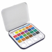 Scatola in metallo con 24 demi godet assortiti e pennello. Colori trasparenti, intensi e facilmente applicabili. Elevato potere colorante. Perfetti per creare delicate velature.