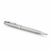 Elegante penna con finiture in acciaio inossidabile con effetto metallo spazzolato. Con finiture in Palladio sui puntali e pennino in acciaio inossidabile. Fornita con refill standard e con esclusivo astuccio Parker.
